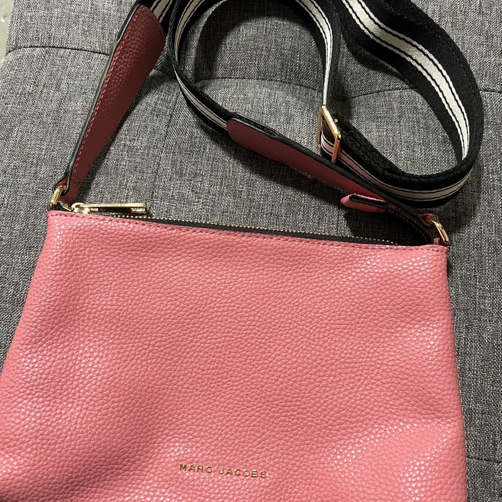 Dusty pink Marc Jacob’s cosmo crossbody bag! Like new condition